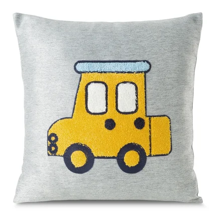Poszewka dziecięca ALVIN z samochodem haftowanym puszystą nicią Poszewka dziecięca ALVIN z samochodem haftowanym puszystą nicią - 45 x 45 cm