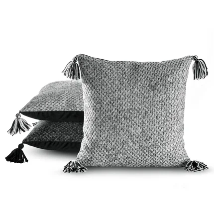 Poszewka ASLI z grubej tkaniny strukturalnej z dodatkiem wełny z chwostami na rogach Poszewka ASLI z grubej tkaniny strukturalnej z dodatkiem wełny z chwostami na rogach - 45 x 45 cm