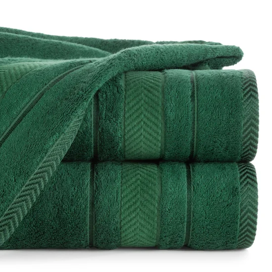 Ręcznik z żakardową bordiurą w geometrycznym stylu - 70 x 140 cm - butelkowy zielony