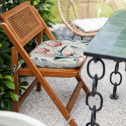 Siedzisko GARDEN na taras oraz balkon z tkaniny wodoodpornej zdobione roślinnym wzorem Siedzisko GARDEN na taras oraz balkon z tkaniny wodoodpornej zdobione roślinnym wzorem - 38 x 40 x 4 cm