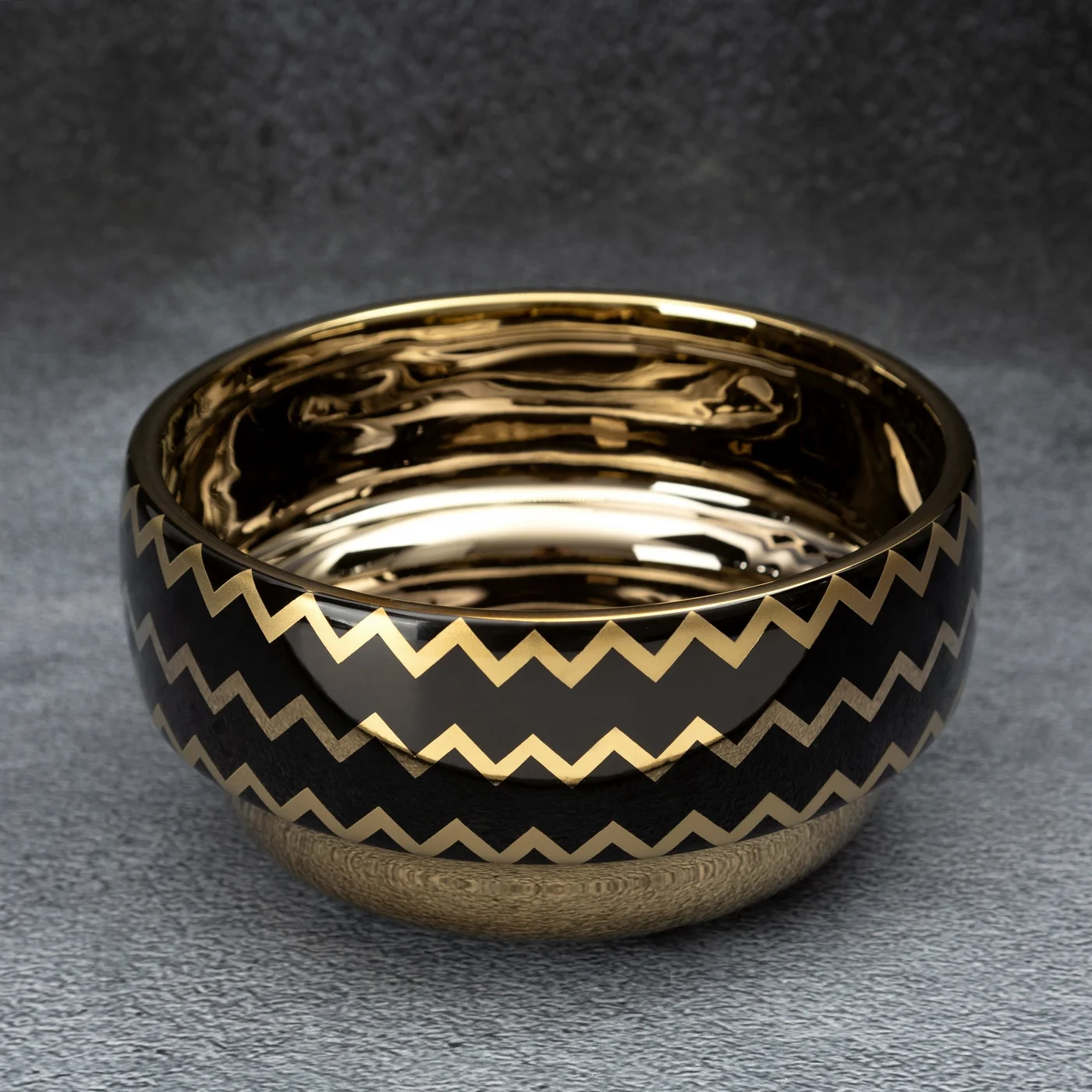 Misa ceramiczna zdobiona geometrycznym wzorem, czarno-złota