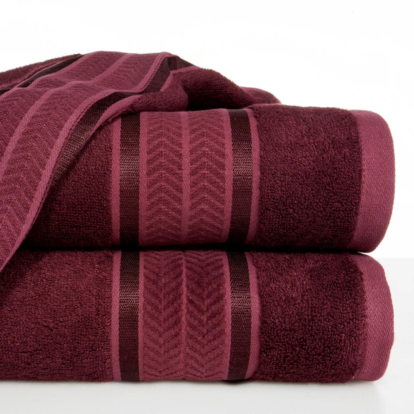 EUROFIRANY PREMIUM Ręcznik MIRO w kolorze bordowym, z włókien bambusowych z żakardową bordiurą zdobioną lśniącymi paskami