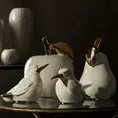 PTASZEK- figurka ceramiczna ze złotymi akcentami - 13 x 7 x 10 cm - kremowy 4