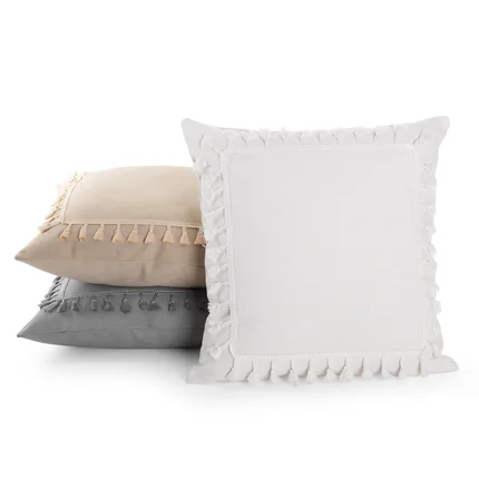 Poszewka BOHO z tkaniny z dodatkiem bawełny, dekorowana ozdobną pasmanterią Poszewka BOHO z tkaniny z dodatkiem bawełny, dekorowana ozdobną pasmanterią - 45 x 45 cm