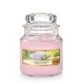 YANKEE CANDLE - Mała świeca zapachowa w słoiku - Sunny daydream - ∅ 6 x 9 cm - różowy 1