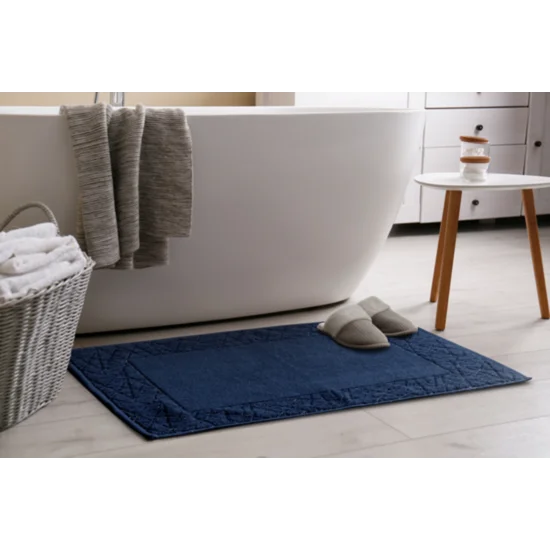 Dywanik łazienkowy NIKA z bawełny, dobrze chłonący wodę z geometrycznym wzorem wykończony błyszczącą nicią - 50 x 70 cm - granatowy