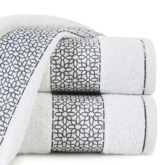 Ręcznik bawełniany z geometrycznym wzorem - 70 x 140 cm - biały