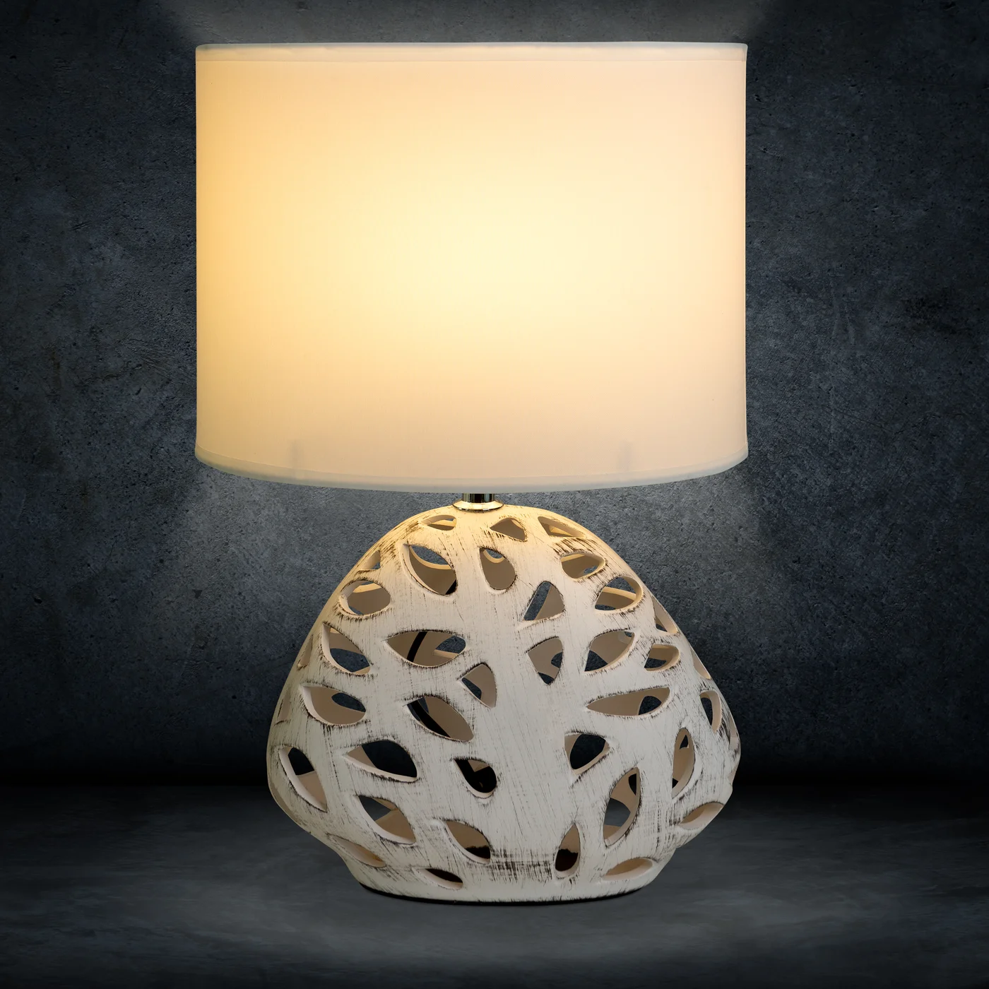 Lampka stołowa DAKOTA  na ceramicznej ażurowej podstawie z abażurem z matowej tkaniny