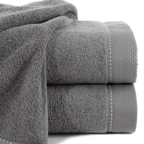 Ręcznik DAISY z bordiurą podkreśloną kontrastującym stebnowaniem - 70 x 140 cm - stalowy