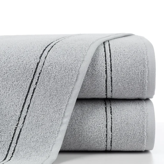 Ręcznik klasyczny podkreślony dwoma delikatnymi paseczkami - 30 x 50 cm - srebrny