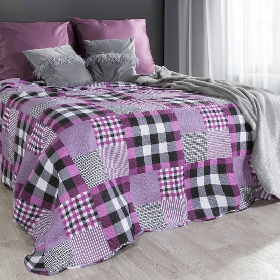 Narzuta dwustronna HAYLEY pikowana metodą HOT PRESS zdobiona wzorem patchworkowym w kratkę - 220 x 240 cm - różowy