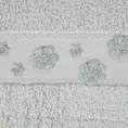 Ręcznik z bordiurą zdobioną aplikacją z trójwymiarowymi haftowanymi kwiatuszkami - 70 x 140 cm - srebrny 2