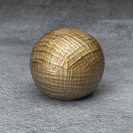 Kula ceramiczna SELMA z wytłaczanym wzorem brązowo-złota Kula ceramiczna SELMA z wytłaczanym wzorem brązowo-złota - ∅ 11 x 9 cm