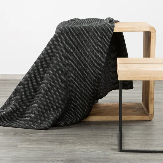 DESIGN 91 Narzuta na fotel-koc AMBER bardzo miękki w dotyku ze strukturalnym wzorem 3D z włókien bawełniano-akrylowych - 70 x 160 cm - czarny
