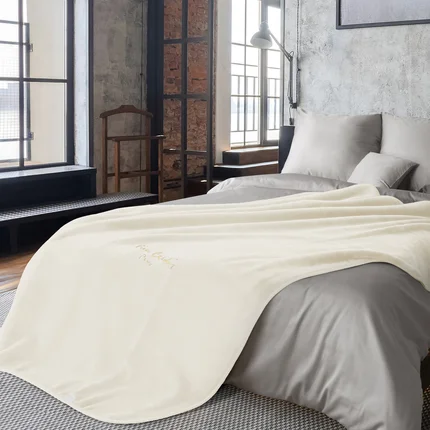 Koc CLARA o wysokiej gramaturze z haftowanym logo PIERRE CARDIN Koc CLARA o wysokiej gramaturze z haftowanym logo PIERRE CARDIN - 160 x 220 cm