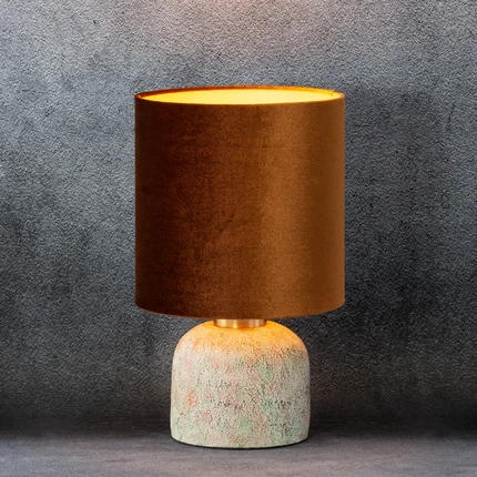 Lampa stołowa STELA na podstawie z betonu z abażurem z lśniącego welwetu Lampa stołowa STELA na podstawie z betonu z abażurem z lśniącego welwetu - ∅ 23 x 38 cm