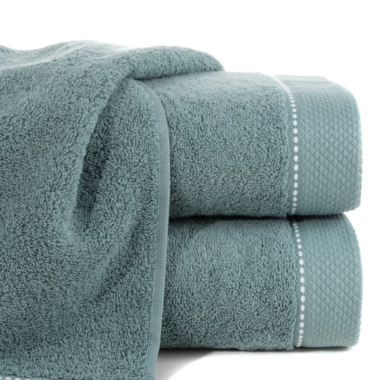 Ręcznik DAISY z bordiurą podkreśloną kontrastującym stebnowaniem - 100 x 150 cm - miętowy