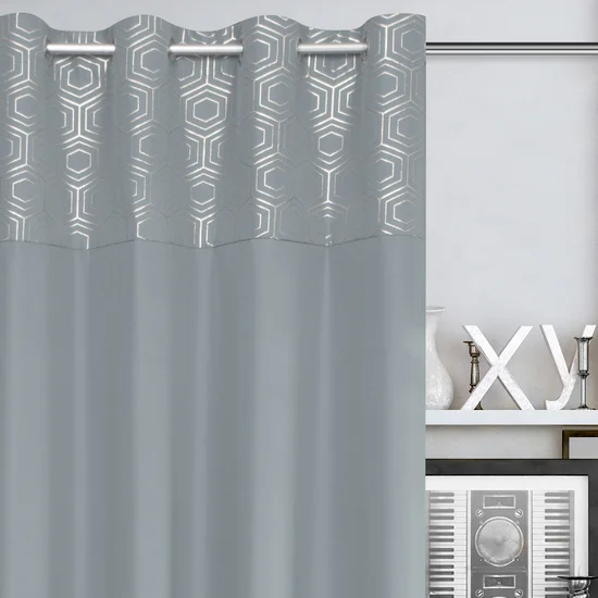 Zasłona z gładkiej matowej tkaniny z ozdobnym pasem z geometrycznym srebrnym nadrukiem w górnej części - 140 x 250 cm - srebrny
