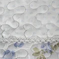 Narzuta z kwiatowym motywem zdobiona koronką i pikowana metoda tradycyjnego szycia - 220 x 240 cm - biały 3