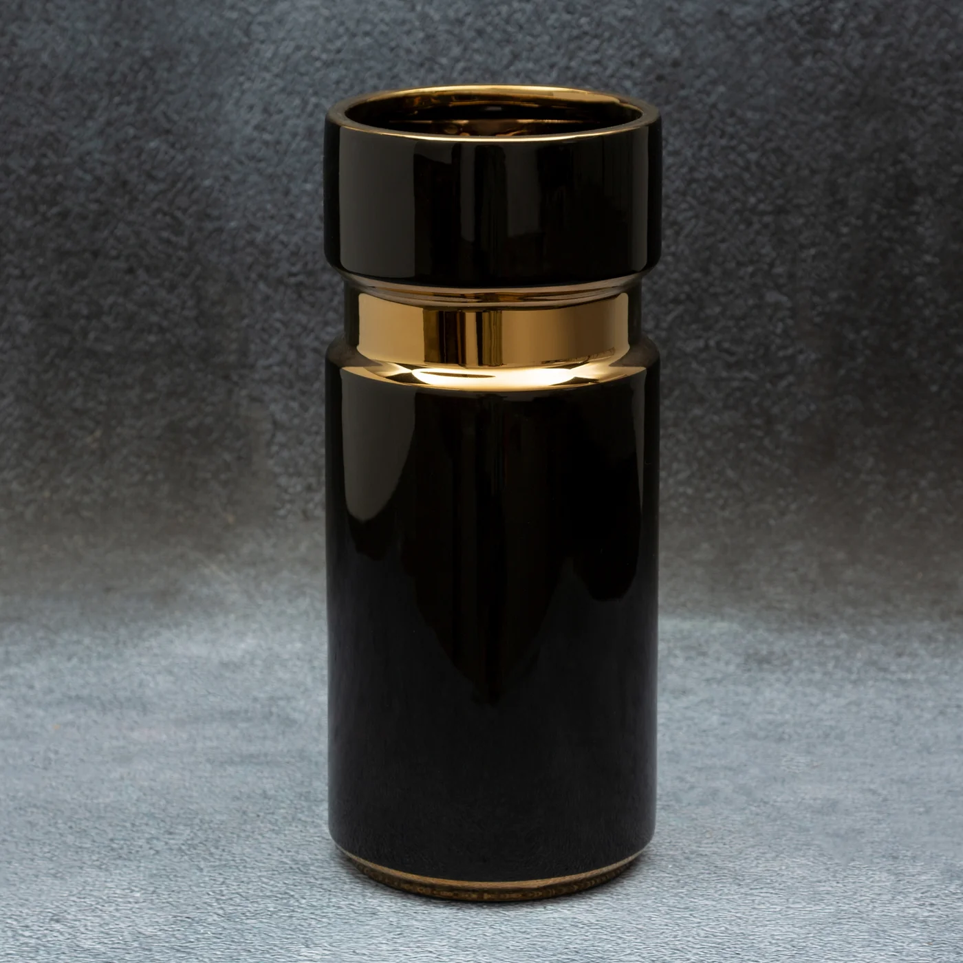Wazon ceramiczny o nowoczesnym kształcie czarno-złoty