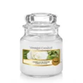 YANKEE CANDLE - Mała świeca zapachowa w słoiku - Camellia Blossom - ∅ 6 x 9 cm - biały 1