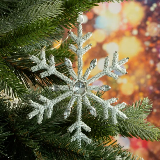 Świąteczna ozdoba choinkowa  śnieżynka z koralików i lśniących kryształów - 13 x 1 x 15 cm - biały