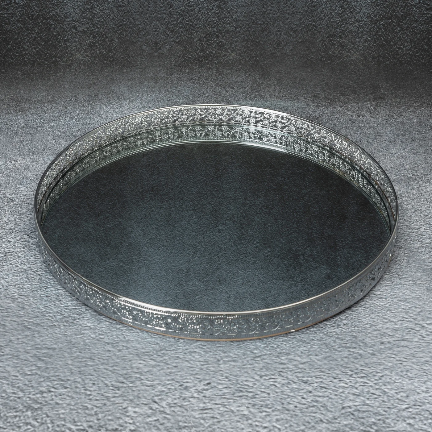 Okrągła taca dekoracyjna RIKI z lustrzanym blatem i ażurowym obrzeżem z metalu, srebrna