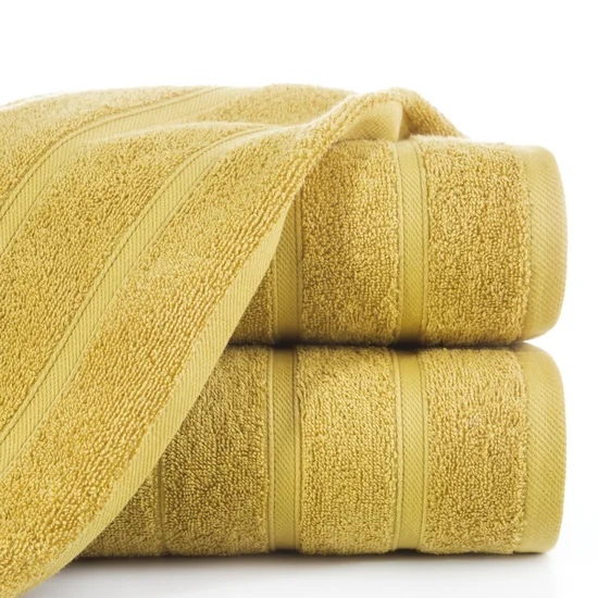 Ręcznik z ozdobną bordiurą w pasy - 50 x 90 cm - musztardowy