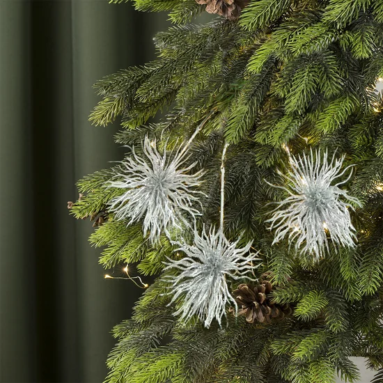 Fantazyjna zimowa gałązka z trzema kulistymi kwiatami obsypana srebrnym brokatem - 35 x 10 cm - srebrny
