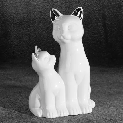 Koty figurka dekoracyjna ceramiczna biało-srebrna Koty figurka dekoracyjna ceramiczna biało-srebrna - 15 x 11 x 22 cm
