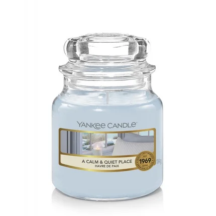 YANKEE CANDLE - Mała świeca zapachowa w słoiku - A calm & Quiet Place YANKEE CANDLE - Mała świeca zapachowa w słoiku - A calm & Quiet Place - ∅ 6 x 9 cm
