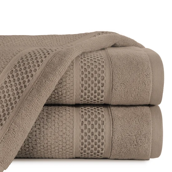 Ręcznik DANNY bawełniany o ryżowej strukturze podkreślony żakardową bordiurą o wypukłym wzorze - 70 x 140 cm - brązowy