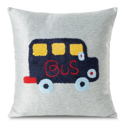 Poszewka dziecięca ALVIN z samochodem haftowanym puszystą nicią Poszewka dziecięca ALVIN z samochodem haftowanym puszystą nicią - 45 x 45 cm