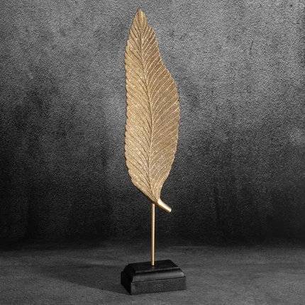 Liść - figurka dekoracyjna ELDO o drobnym strukturalnym wzorze, złota Liść - figurka dekoracyjna ELDO o drobnym strukturalnym wzorze, złota - 12 x 8 x 55 cm
