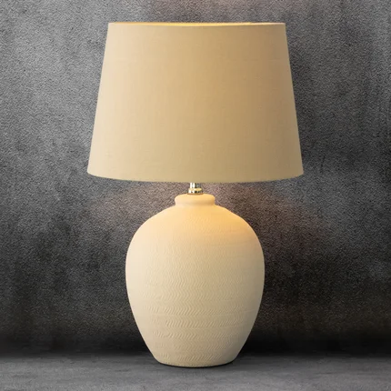 Lampa stołowa TINA na ceramicznej podstawie w stylu boho z abażurem z imitacji lnu Lampa stołowa TINA na ceramicznej podstawie w stylu boho z abażurem z imitacji lnu - 33 x 41 x 64 cm