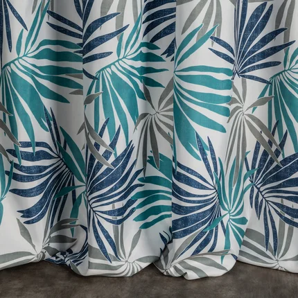 DESIGN 91 Zasłona ELINA z nadrukiem turkusowo-granatowych liści na białym tle z lekkiej mikrofibry DESIGN 91 Zasłona ELINA z nadrukiem turkusowo-granatowych liści na białym tle z lekkiej mikrofibry - 140 x 250 cm