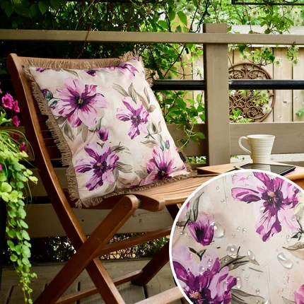 Poszewka GARDEN na taras oraz balkon z tkaniny wodoodpornej zdobiona nadrukiem kwiatów i frędzli Poszewka GARDEN na taras oraz balkon z tkaniny wodoodpornej zdobiona nadrukiem kwiatów i frędzli - 45 x 45 cm