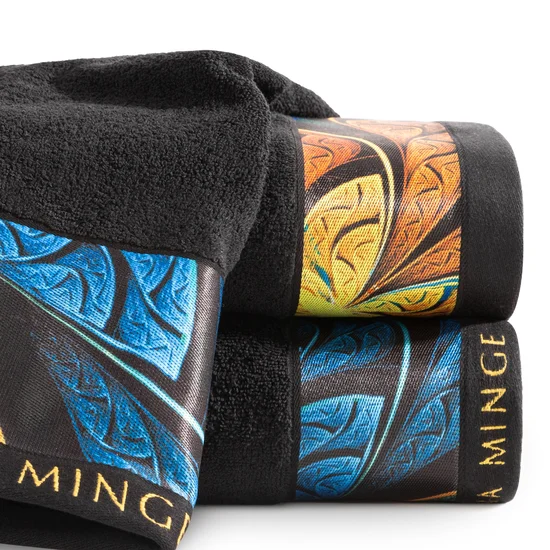 EVA MINGE Ręcznik AMBER z puszystej bawełny z bordiurą zdobioną designerskim nadrukiem - 50 x 90 cm - czarny