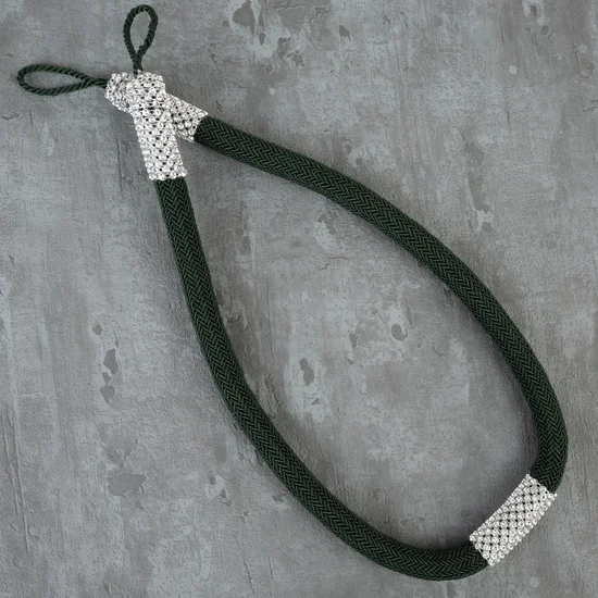 Dekoracyjny sznur do upięć ze zdobieniem z kryształków - 87 cm - butelkowy zielony