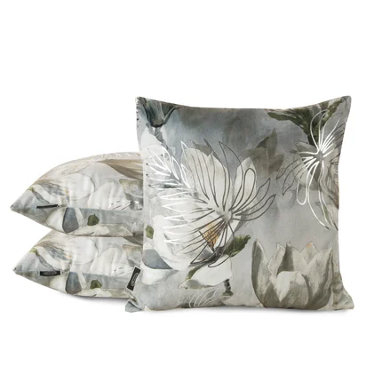 Poszewka SANDY z miękkiego welwetu z nadrukiem magnolii i srebrnymi liśćmi Poszewka SANDY z miękkiego welwetu z nadrukiem magnolii i srebrnymi liśćmi - 40 x 40 cm