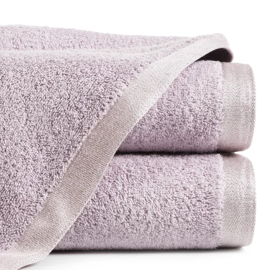 Ręcznik z delikatną bordiurą - 70 x 140 cm - liliowy
