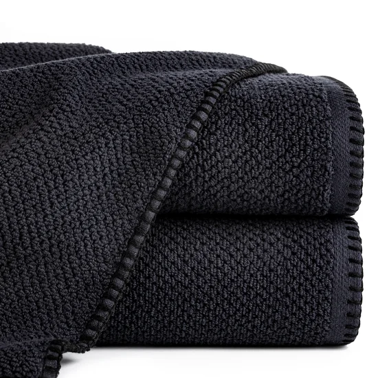 Ręcznik MABEL z kontrastującym obszyciem na krawędzi - 50 x 90 cm - czarny