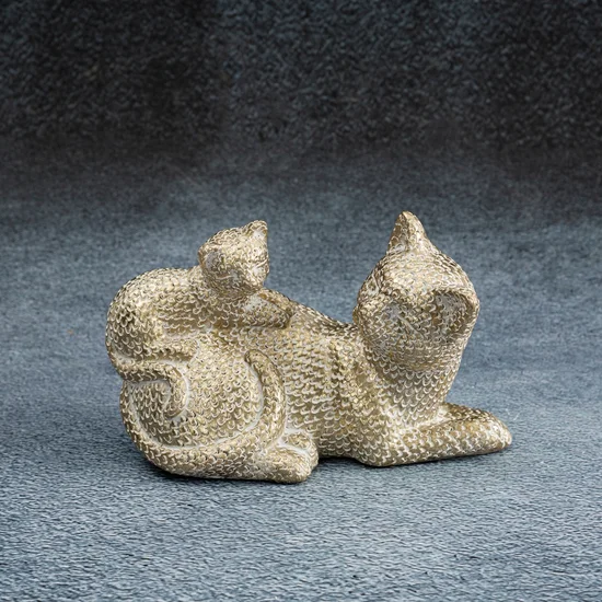 Kotki - figurka dekoracyjna ELVIN o drobnym strukturalnym wzorze łuski, szampańska - 9 x 20 x 12 cm - szampański