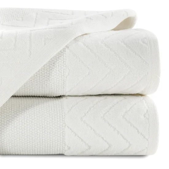 Ręcznik z welwetową bordiurą z wytłaczanym geometrycznym wzorem - 70 x 140 cm - biały