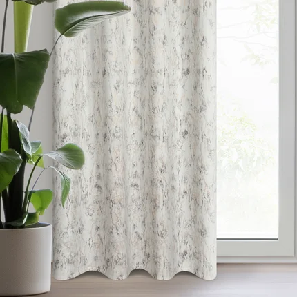 Zasłona gotowa KORNELIA z welwetu zdobiona błyszczącym nadrukiem Zasłona gotowa KORNELIA z welwetu zdobiona błyszczącym nadrukiem - 140 x 250 cm
