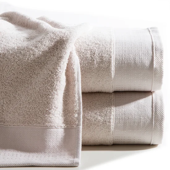 Ręcznik STELLA z bawełny z żakardową bordiurą z drobnymi punkcikami - 70 x 140 cm - beżowy