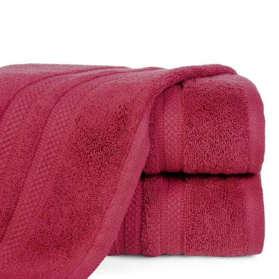 Ręcznik  klasyczny  z amerykańskiej bawełny czesanej z żakardową bordiurą w pasy - 70 x 140 cm - jasnoczerwony