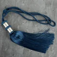 Dekoracyjny sznur JOLIE do upięć z chwostem z metalowymi obrączkami - 78 x 38 cm - ciemnoniebieski 1