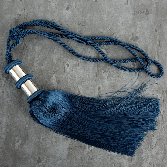 Dekoracyjny sznur JOLIE do upięć z chwostem z metalowymi obrączkami - 78 x 38 cm - ciemnoniebieski