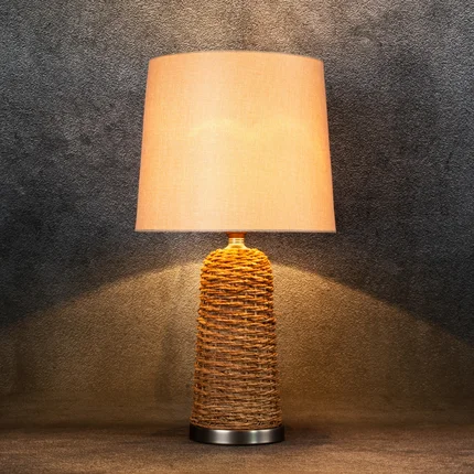 Lampa ARLO w stylu boho z plecionej podstawy i matowego abażuru Lampa ARLO w stylu boho z plecionej podstawy i matowego abażuru - ∅ 32 x 71 cm